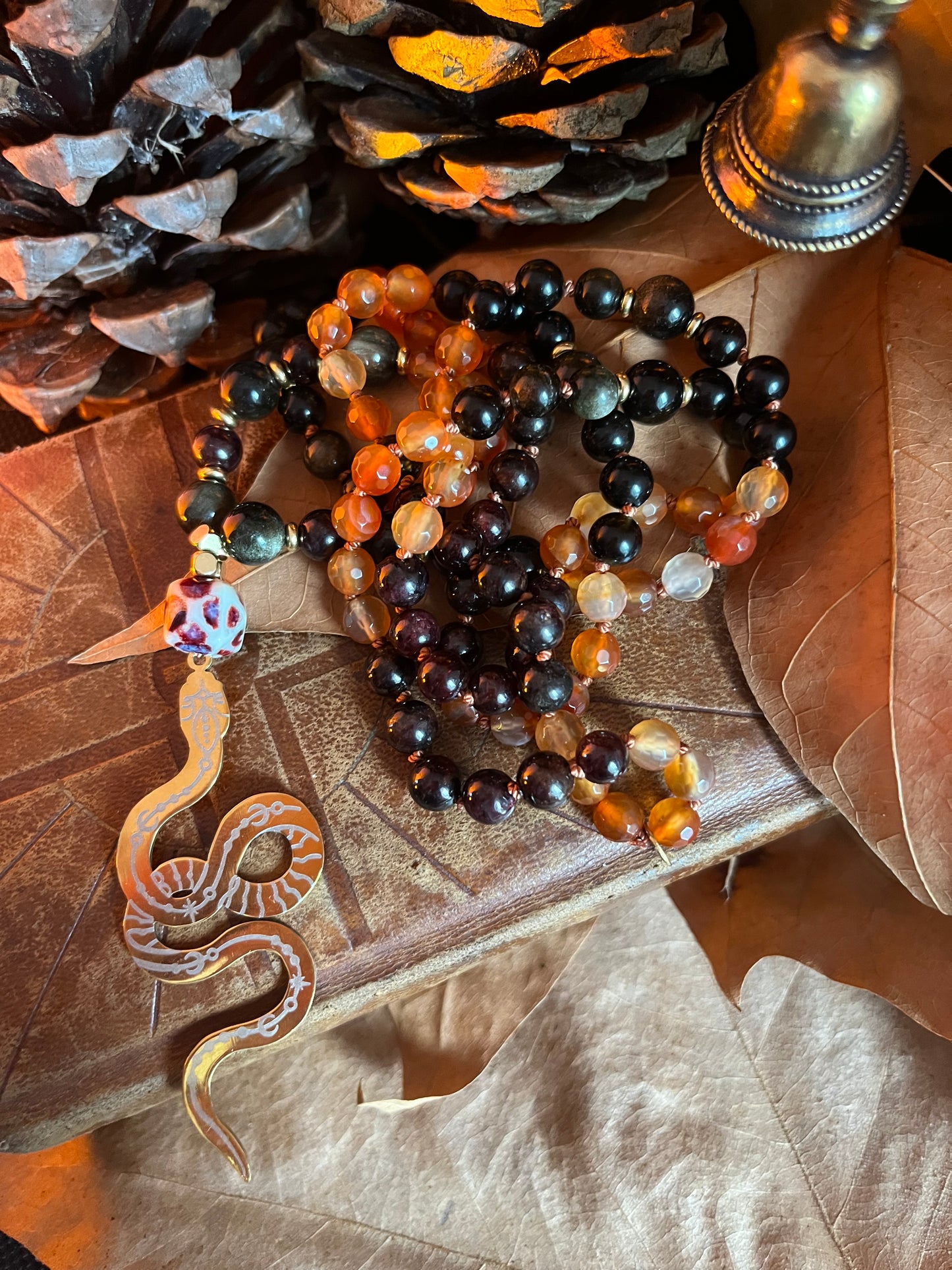 Mala “Le Serpent” – Mala spirituel en cornaline, obsidienne dorée et grenat – Talisman de transformation et protection – Lithothérapie 108