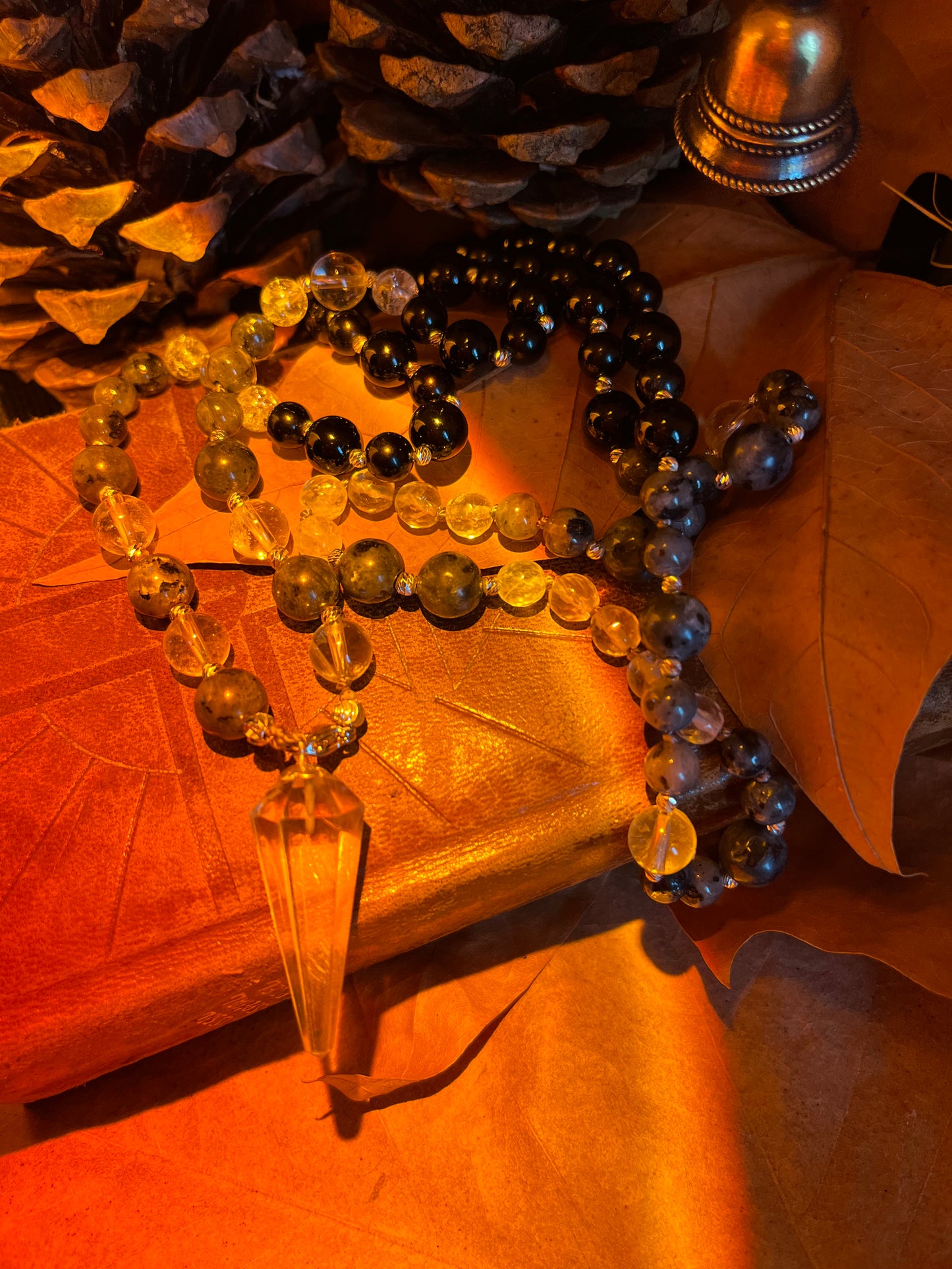 Mala pendule “Voile d’Ombre” – Obsidienne noire, labradorite, cristal de roche – Bijou spirituel – Rituel Samhain – Lithothérapie – Samhain