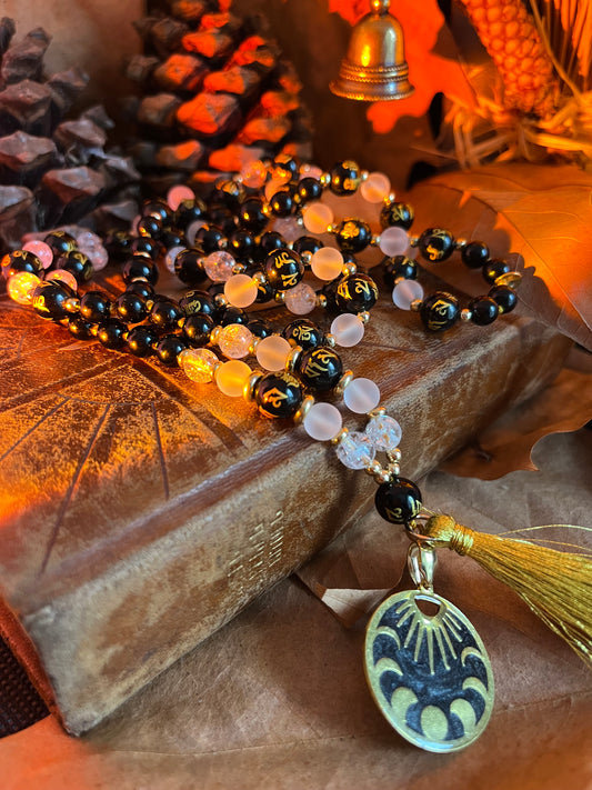 Mala “Nuit Sacrée” Onyx, obsidienne, œil céleste et cristal de roche  Bijou spirituel de protection – Rituel Samhain – Lithothérapie samhain
