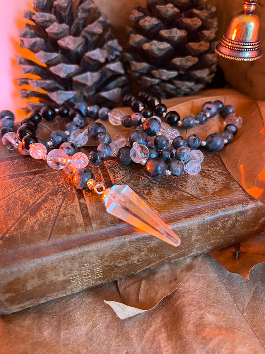 Mala pendule “Voile d’Ombre” – Obsidienne noire, labradorite, cristal de roche – Bijou spirituel – Rituel Samhain – Lithothérapie – Samhain
