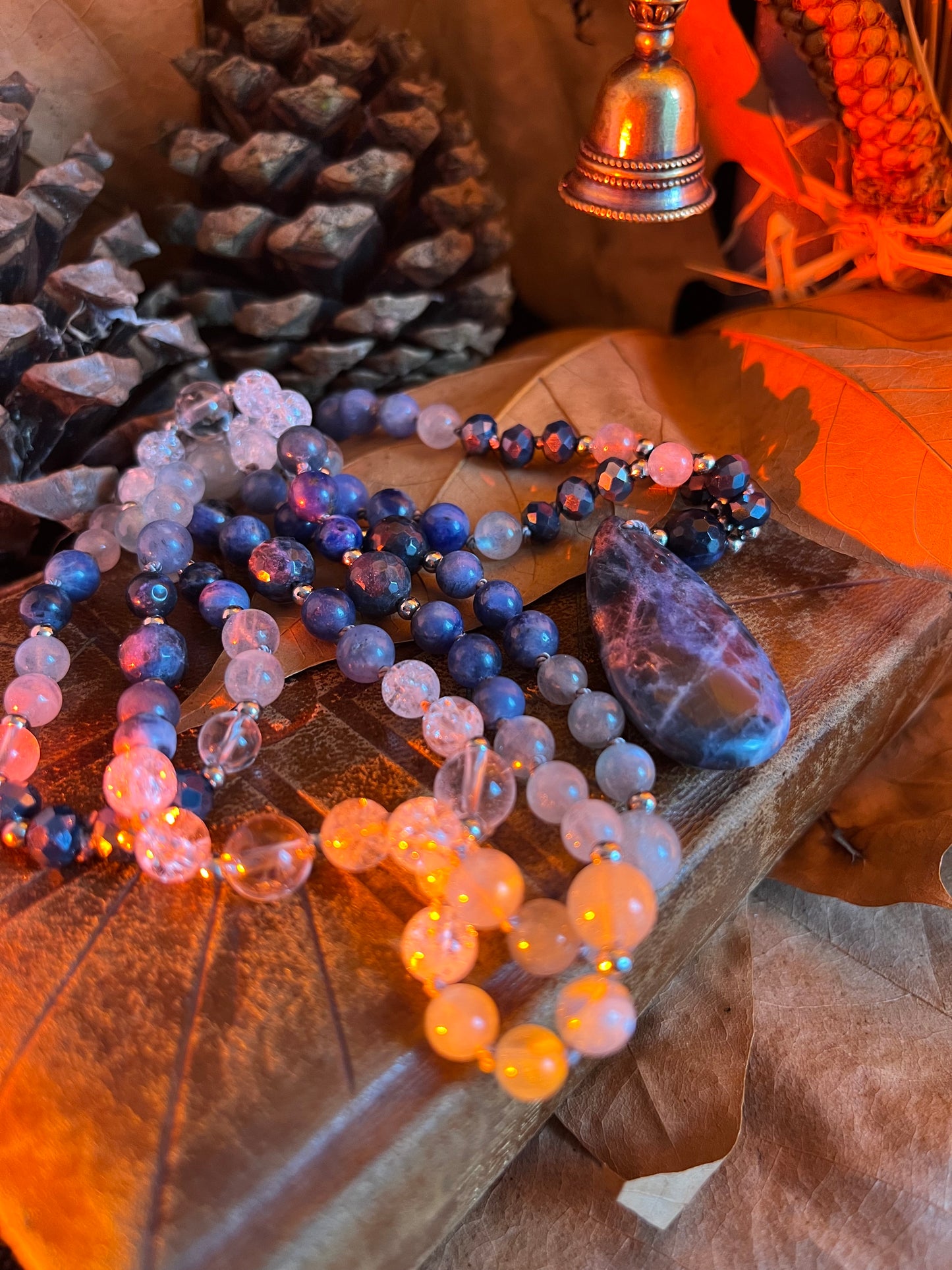 Mala “Hibou” – Labradorite, sodalite et cristal de roche – Bijou spirituel d’intuition – Rituel Samhain – Lithothérapie – Âmélya
