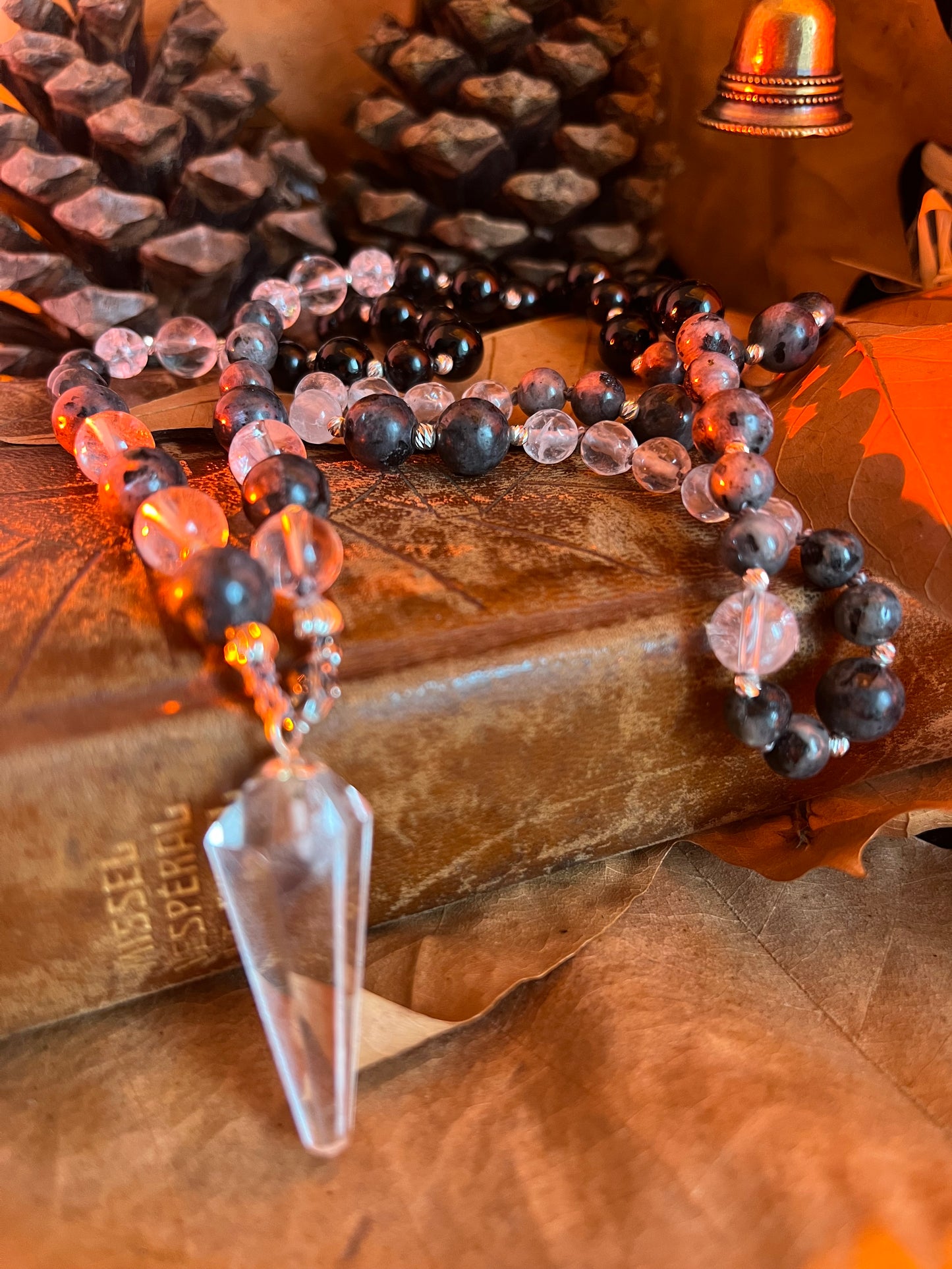 Mala pendule “Voile d’Ombre” – Obsidienne noire, labradorite, cristal de roche – Bijou spirituel – Rituel Samhain – Lithothérapie – Samhain