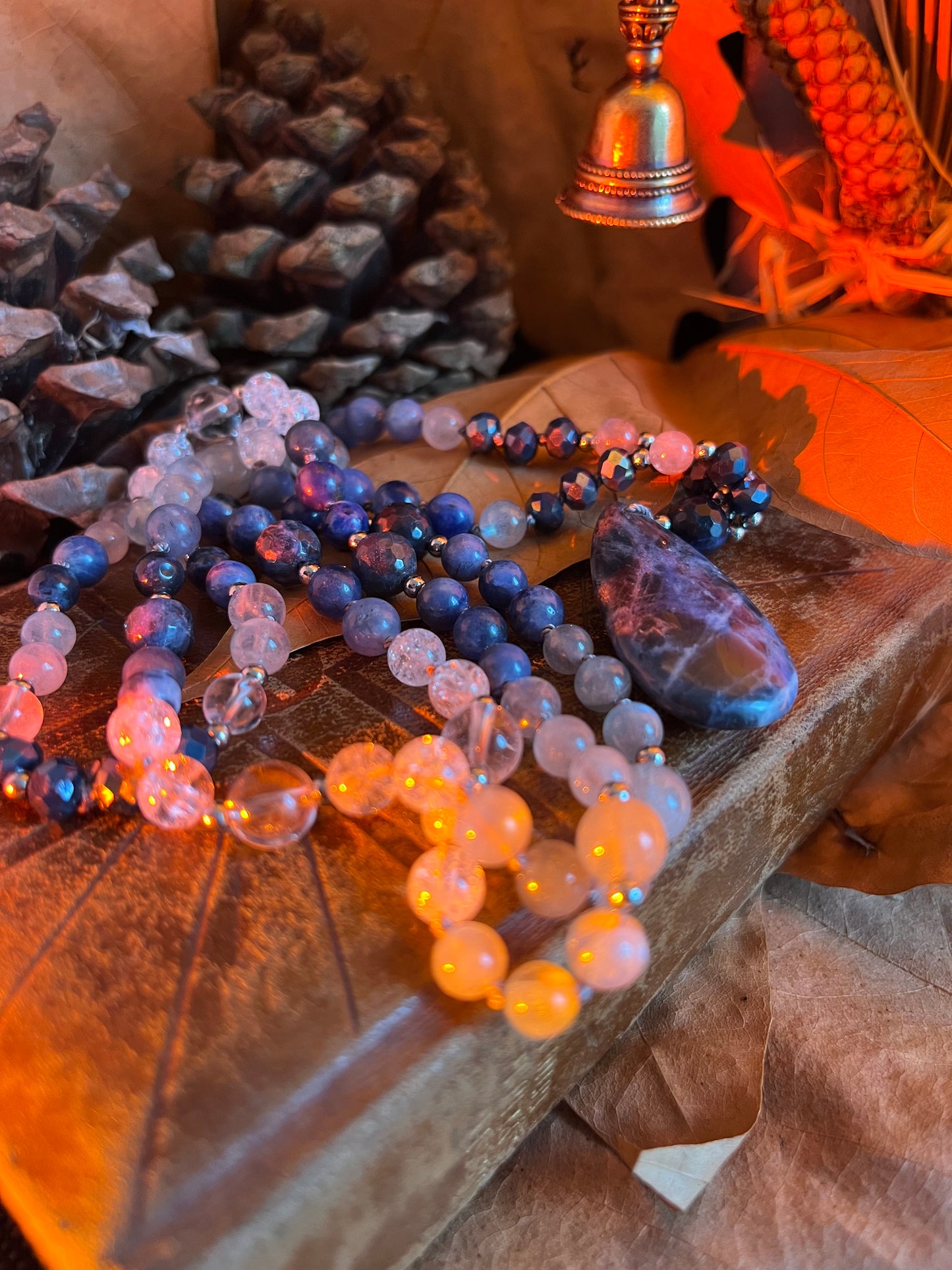 Mala “Hibou” – Labradorite, sodalite et cristal de roche – Bijou spirituel d’intuition – Rituel Samhain – Lithothérapie – Âmélya