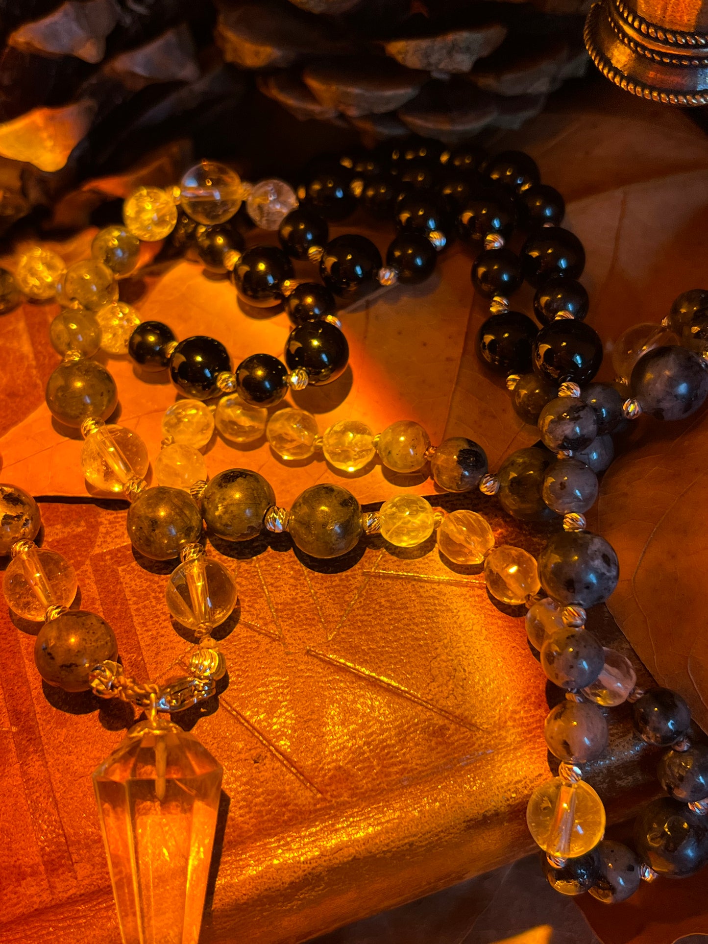Mala pendule “Voile d’Ombre” – Obsidienne noire, labradorite, cristal de roche – Bijou spirituel – Rituel Samhain – Lithothérapie – Samhain