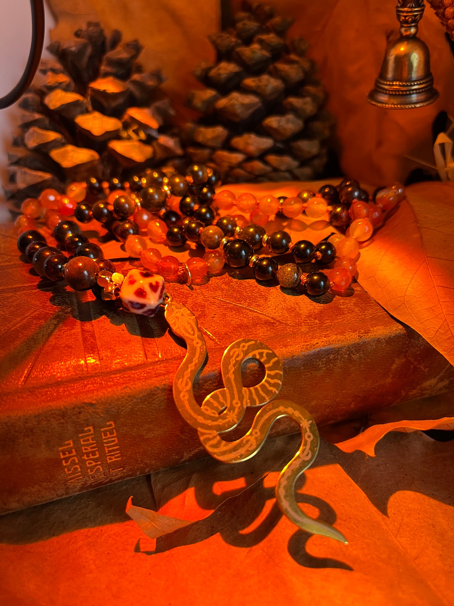 Mala “Le Serpent” – Mala spirituel en cornaline, obsidienne dorée et grenat – Talisman de transformation et protection – Lithothérapie 108
