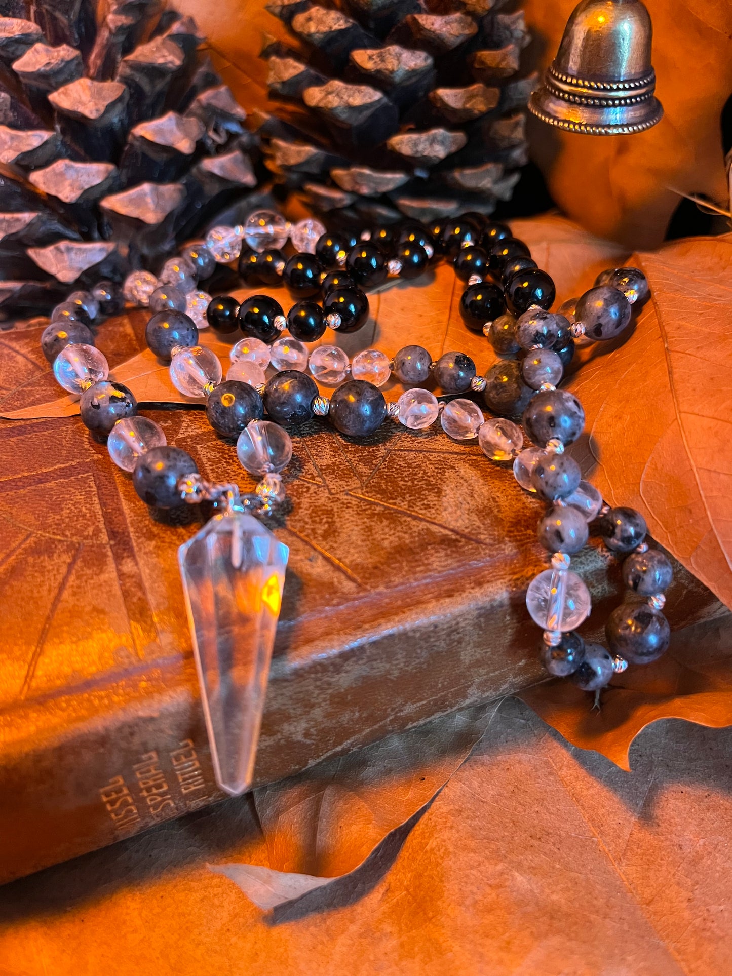 Mala pendule “Voile d’Ombre” – Obsidienne noire, labradorite, cristal de roche – Bijou spirituel – Rituel Samhain – Lithothérapie – Samhain
