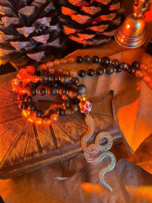 Mala “Le Serpent” – Mala spirituel en cornaline, obsidienne dorée et grenat – Talisman de transformation et protection – Lithothérapie 108