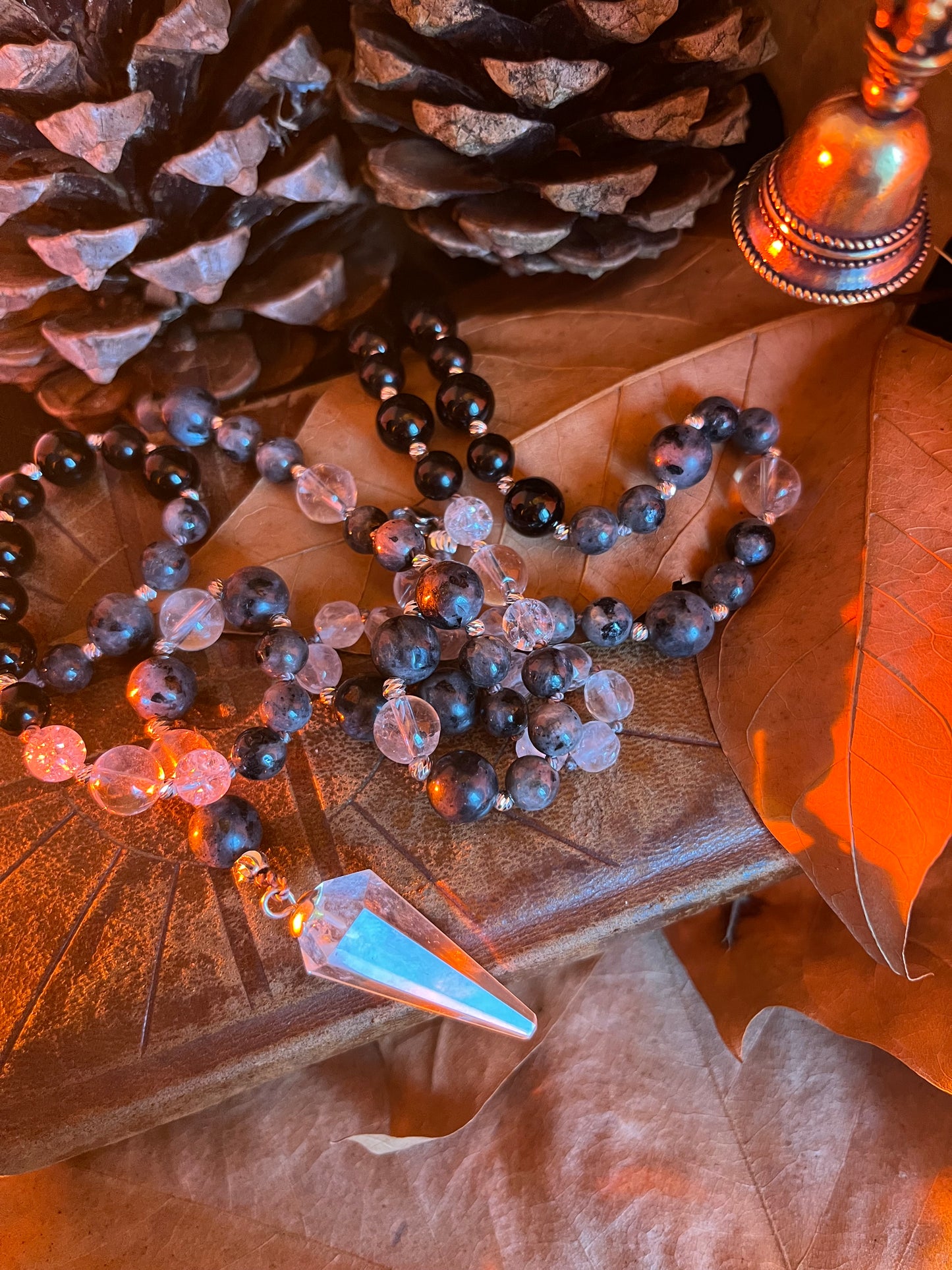 Mala pendule “Voile d’Ombre” – Obsidienne noire, labradorite, cristal de roche – Bijou spirituel – Rituel Samhain – Lithothérapie – Samhain