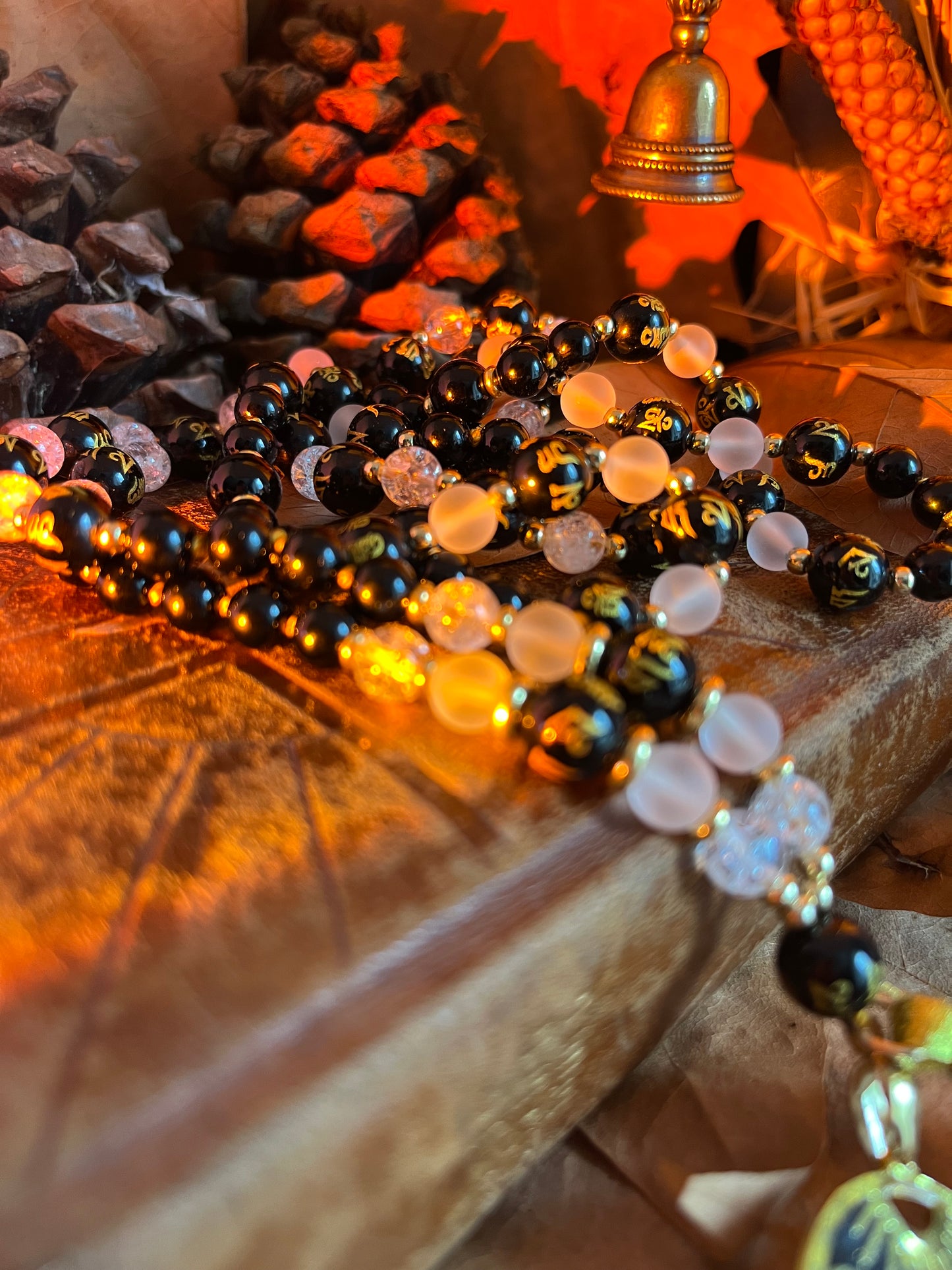 Mala “Nuit Sacrée” Onyx, obsidienne, œil céleste et cristal de roche  Bijou spirituel de protection – Rituel Samhain – Lithothérapie samhain