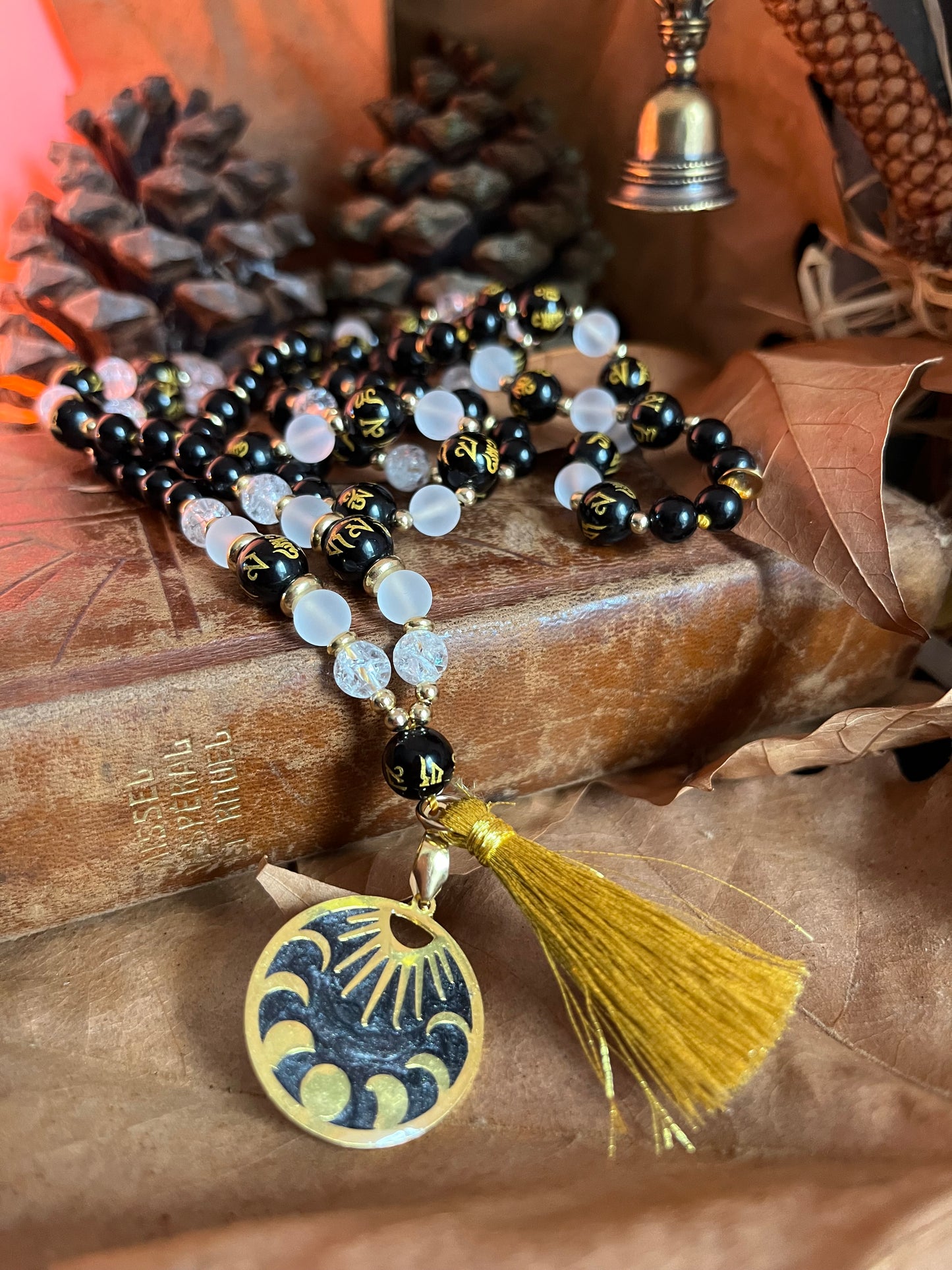 Mala “Nuit Sacrée” Onyx, obsidienne, œil céleste et cristal de roche  Bijou spirituel de protection – Rituel Samhain – Lithothérapie samhain