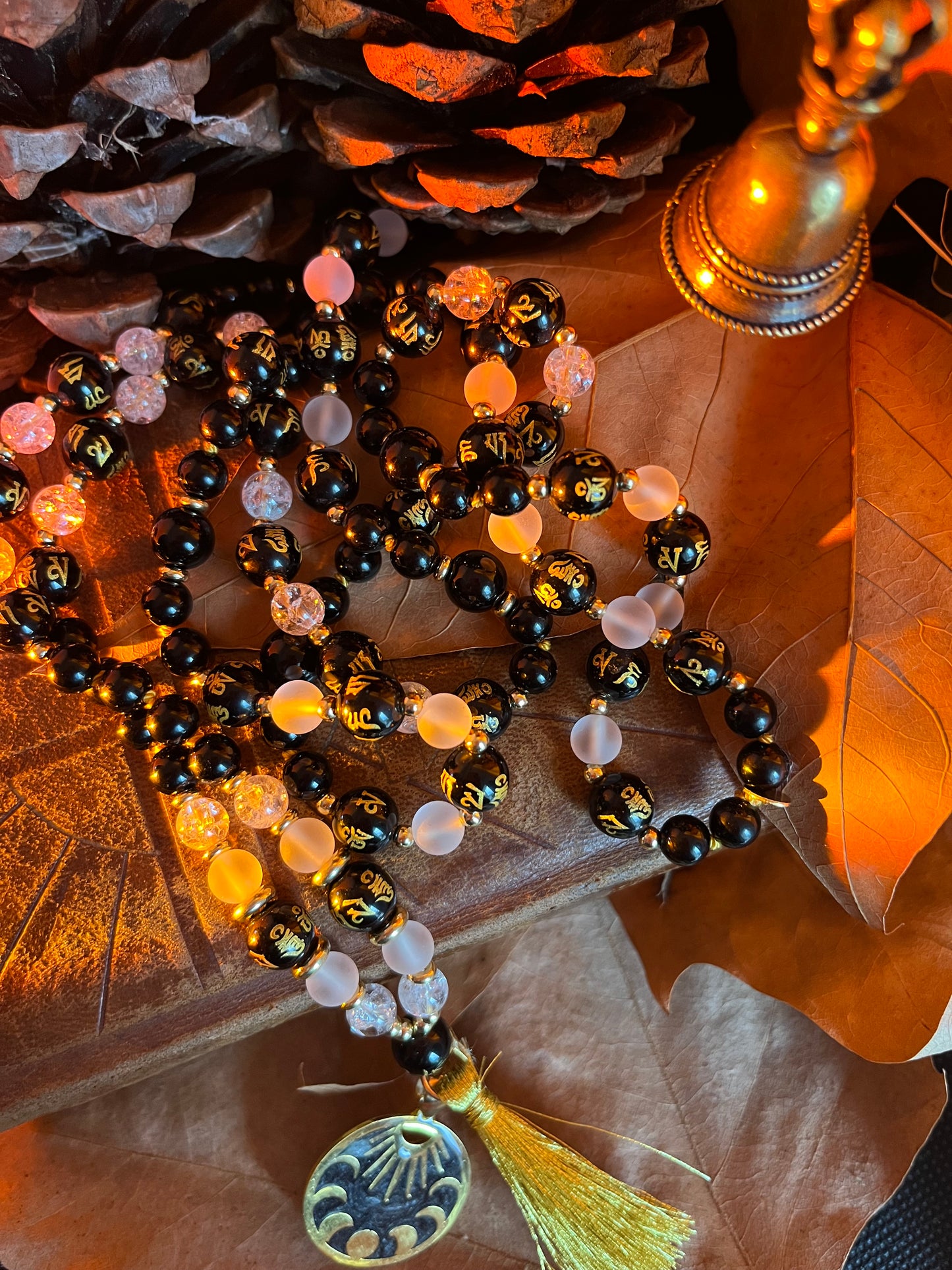 Mala “Nuit Sacrée” Onyx, obsidienne, œil céleste et cristal de roche  Bijou spirituel de protection – Rituel Samhain – Lithothérapie samhain