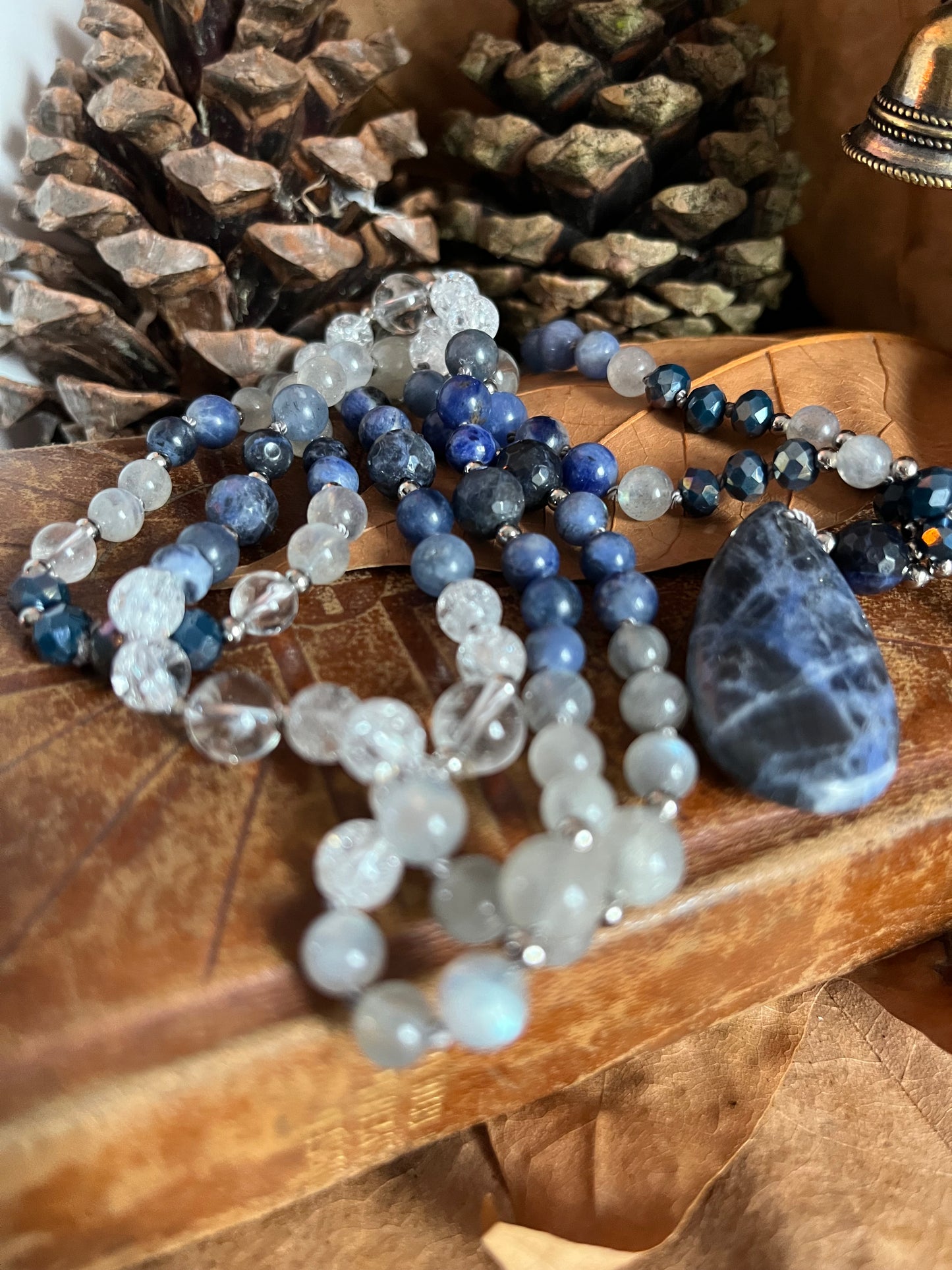 Mala “Hibou” – Labradorite, sodalite et cristal de roche – Bijou spirituel d’intuition – Rituel Samhain – Lithothérapie – Âmélya