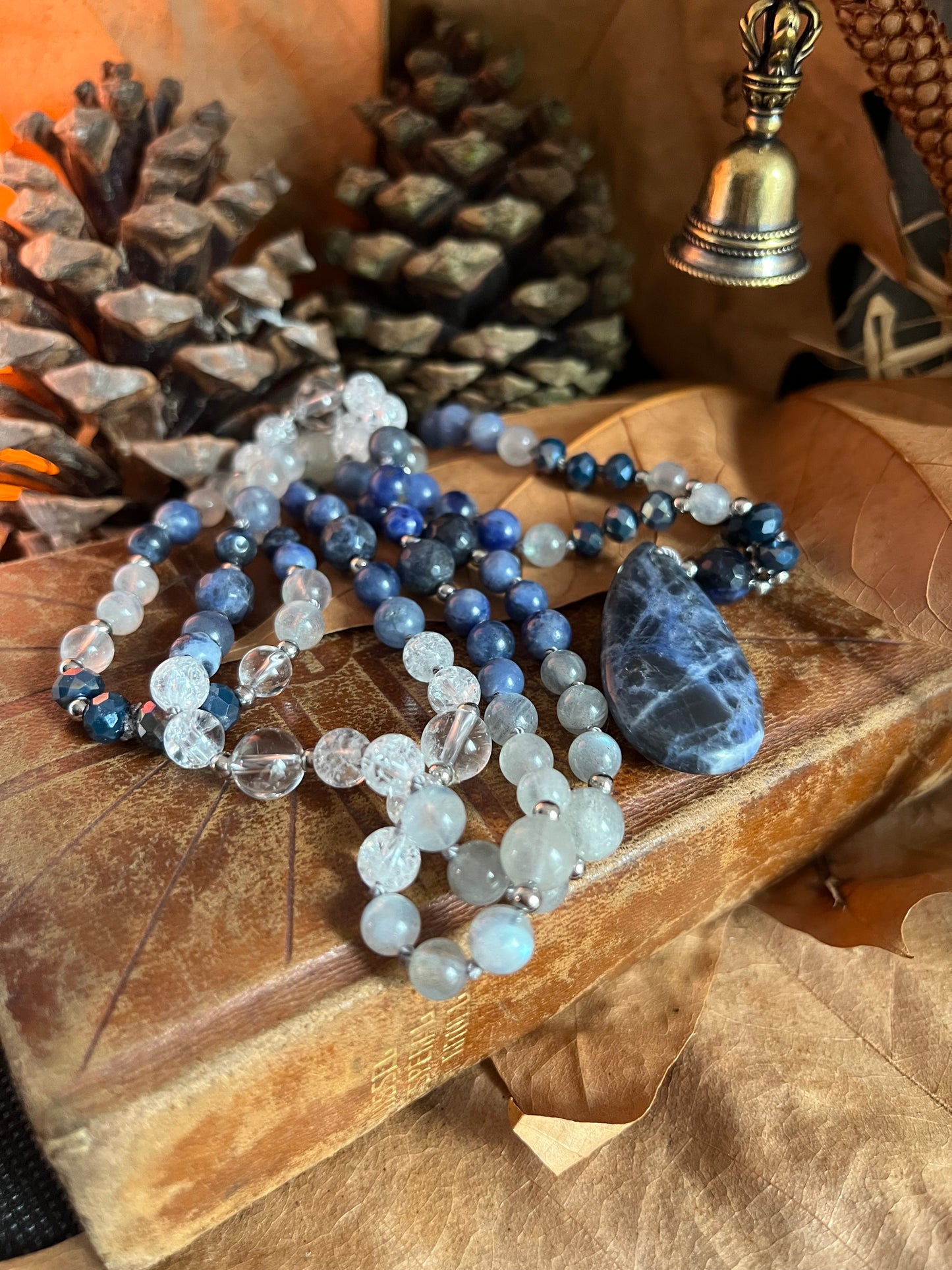 Mala “Hibou” – Labradorite, sodalite et cristal de roche – Bijou spirituel d’intuition – Rituel Samhain – Lithothérapie – Âmélya