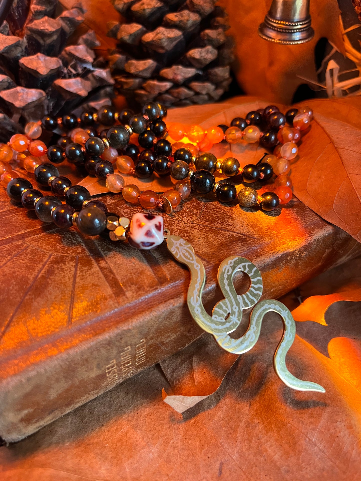 Mala “Le Serpent” – Mala spirituel en cornaline, obsidienne dorée et grenat – Talisman de transformation et protection – Lithothérapie 108