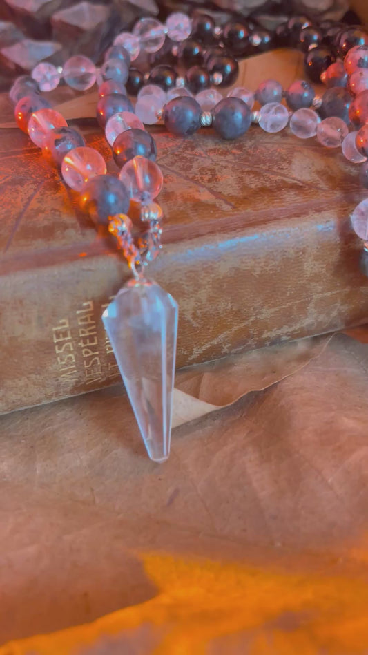 Mala pendule “Voile d’Ombre” – Obsidienne noire, labradorite, cristal de roche – Bijou spirituel – Rituel Samhain – Lithothérapie – Samhain