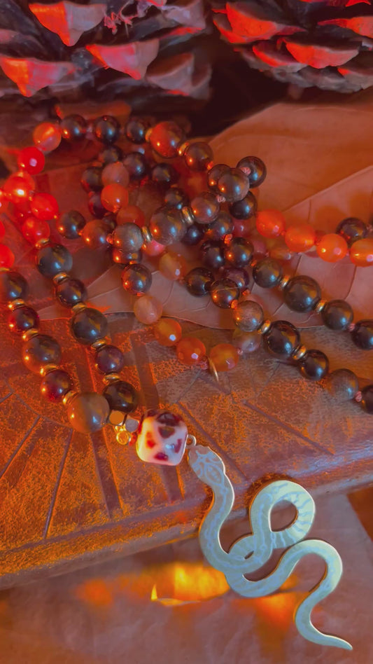 Mala “Le Serpent” – Mala spirituel en cornaline, obsidienne dorée et grenat – Talisman de transformation et protection – Lithothérapie 108